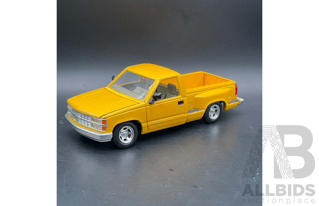 Z WHEELS Pacesetters Specials Chevrolet Truck 1:24 Scale Model Car 28523 - Lot of 2