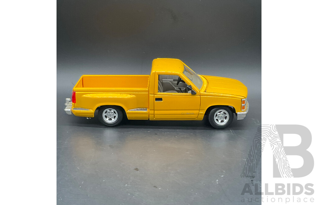 Z WHEELS Pacesetters Specials Chevrolet Truck 1:24 Scale Model Car 28523 - Lot of 2
