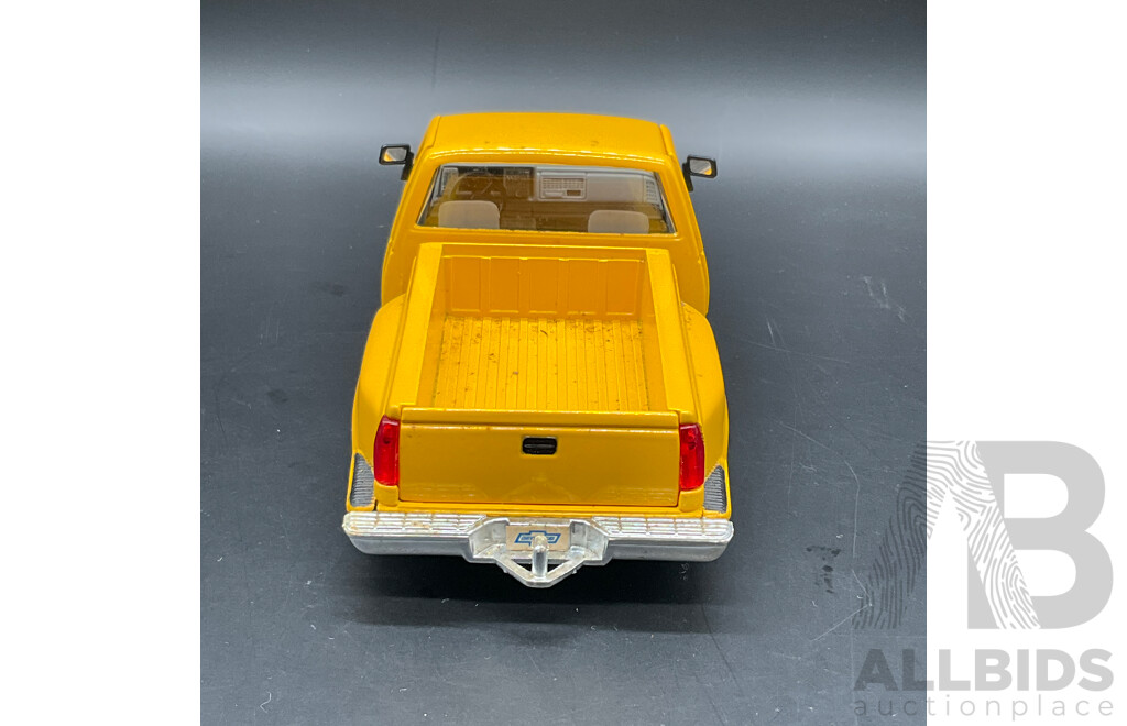 Z WHEELS Pacesetters Specials Chevrolet Truck 1:24 Scale Model Car 28523 - Lot of 2