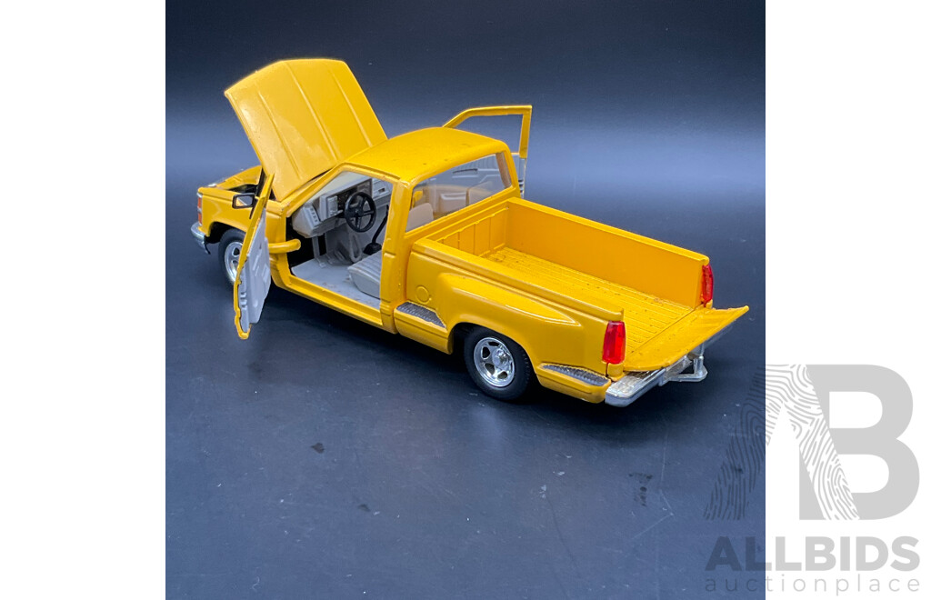 Z WHEELS Pacesetters Specials Chevrolet Truck 1:24 Scale Model Car 28523 - Lot of 2