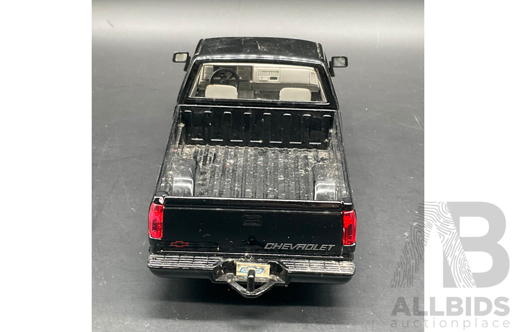 Z WHEELS Pacesetters Specials Chevrolet Truck 1:24 Scale Model Car 28523 - Lot of 2
