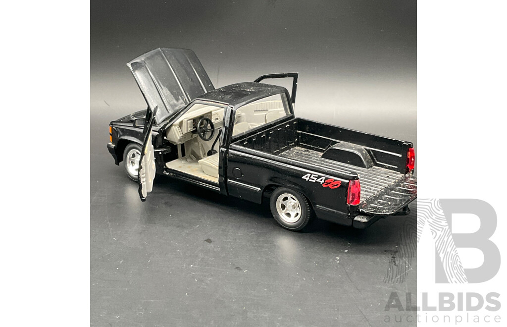 Z WHEELS Pacesetters Specials Chevrolet Truck 1:24 Scale Model Car 28523 - Lot of 2
