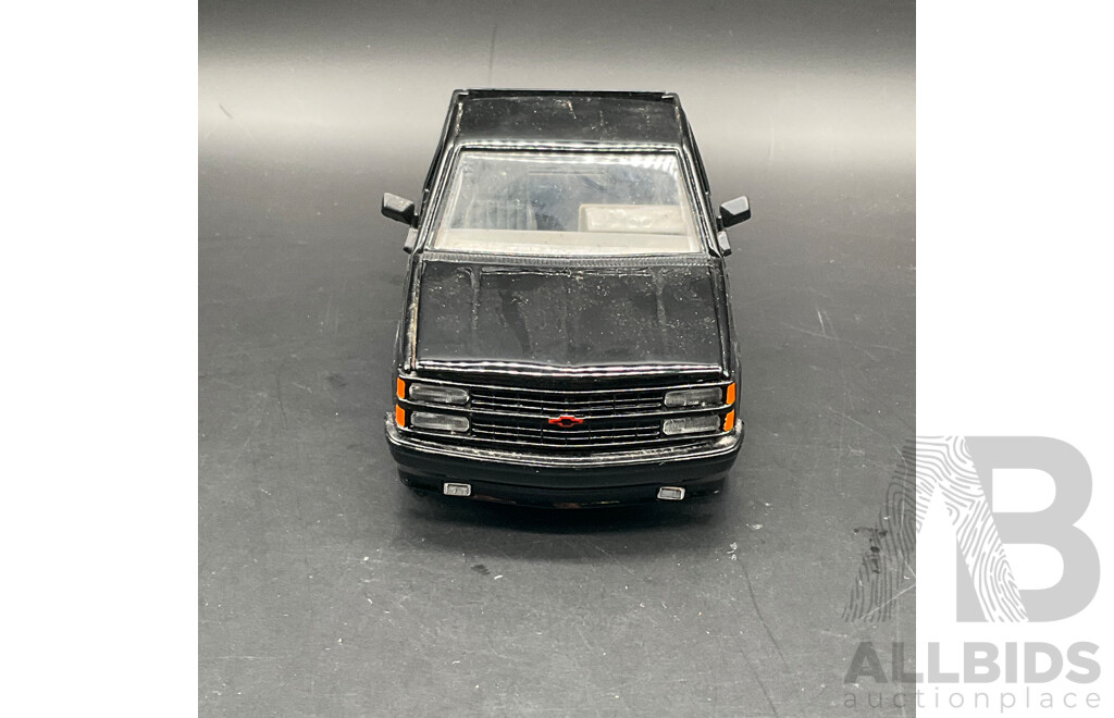 Z WHEELS Pacesetters Specials Chevrolet Truck 1:24 Scale Model Car 28523 - Lot of 2