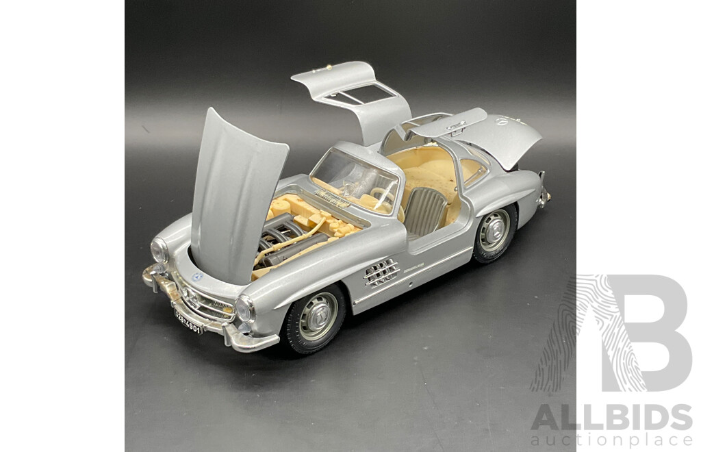 BURAGO Mercedes Benz 300SL (1954) 1:18 Scale Model Car 3013