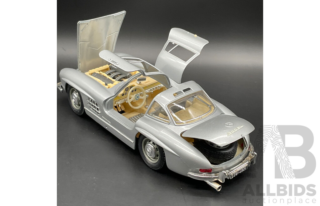 BURAGO Mercedes Benz 300SL (1954) 1:18 Scale Model Car 3013
