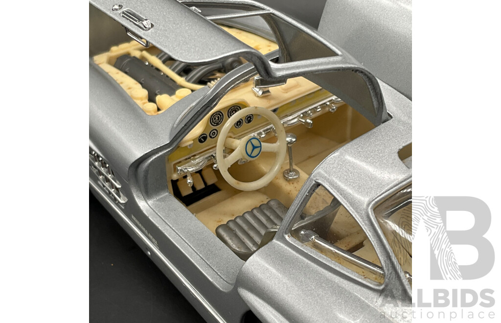 BURAGO Mercedes Benz 300SL (1954) 1:18 Scale Model Car 3013