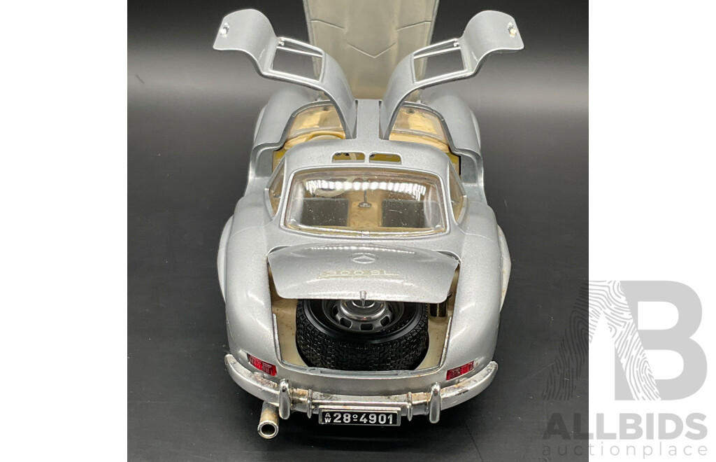 BURAGO Mercedes Benz 300SL (1954) 1:18 Scale Model Car 3013