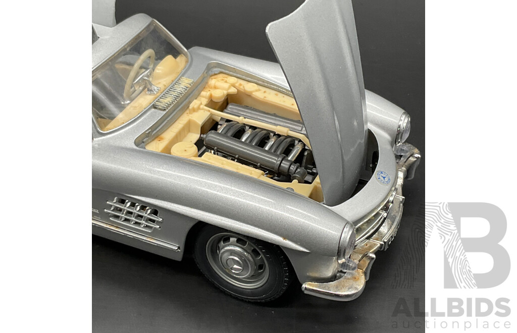 BURAGO Mercedes Benz 300SL (1954) 1:18 Scale Model Car 3013