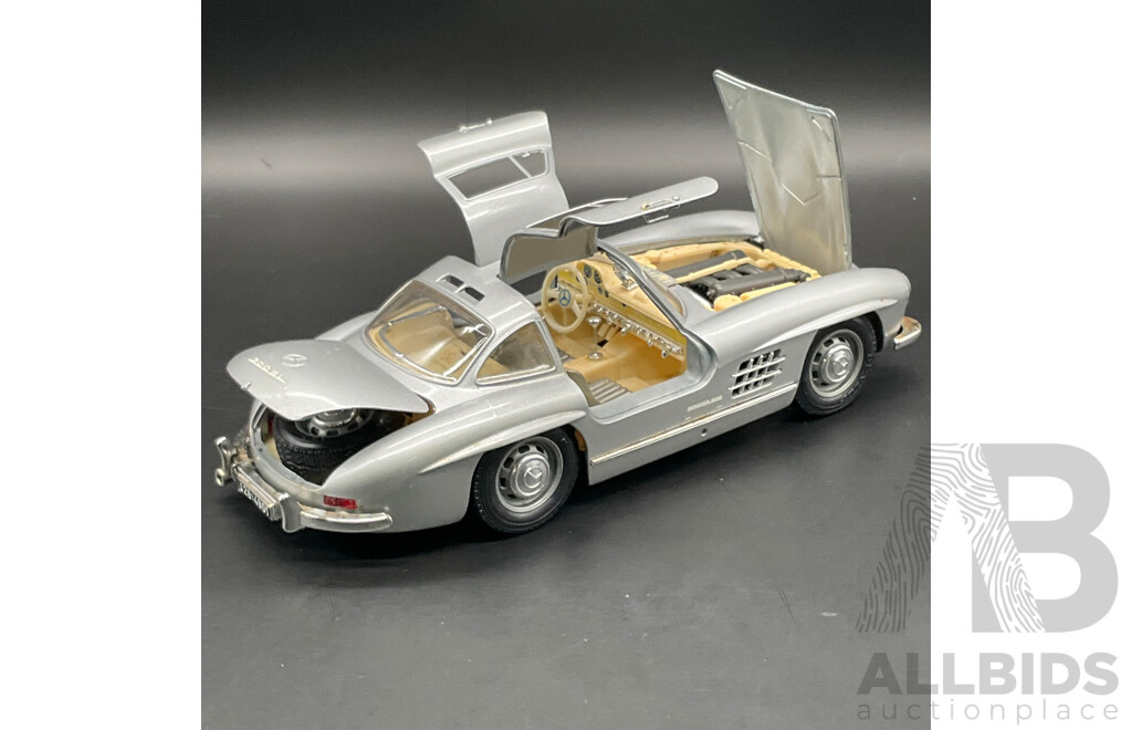 BURAGO Mercedes Benz 300SL (1954) 1:18 Scale Model Car 3013