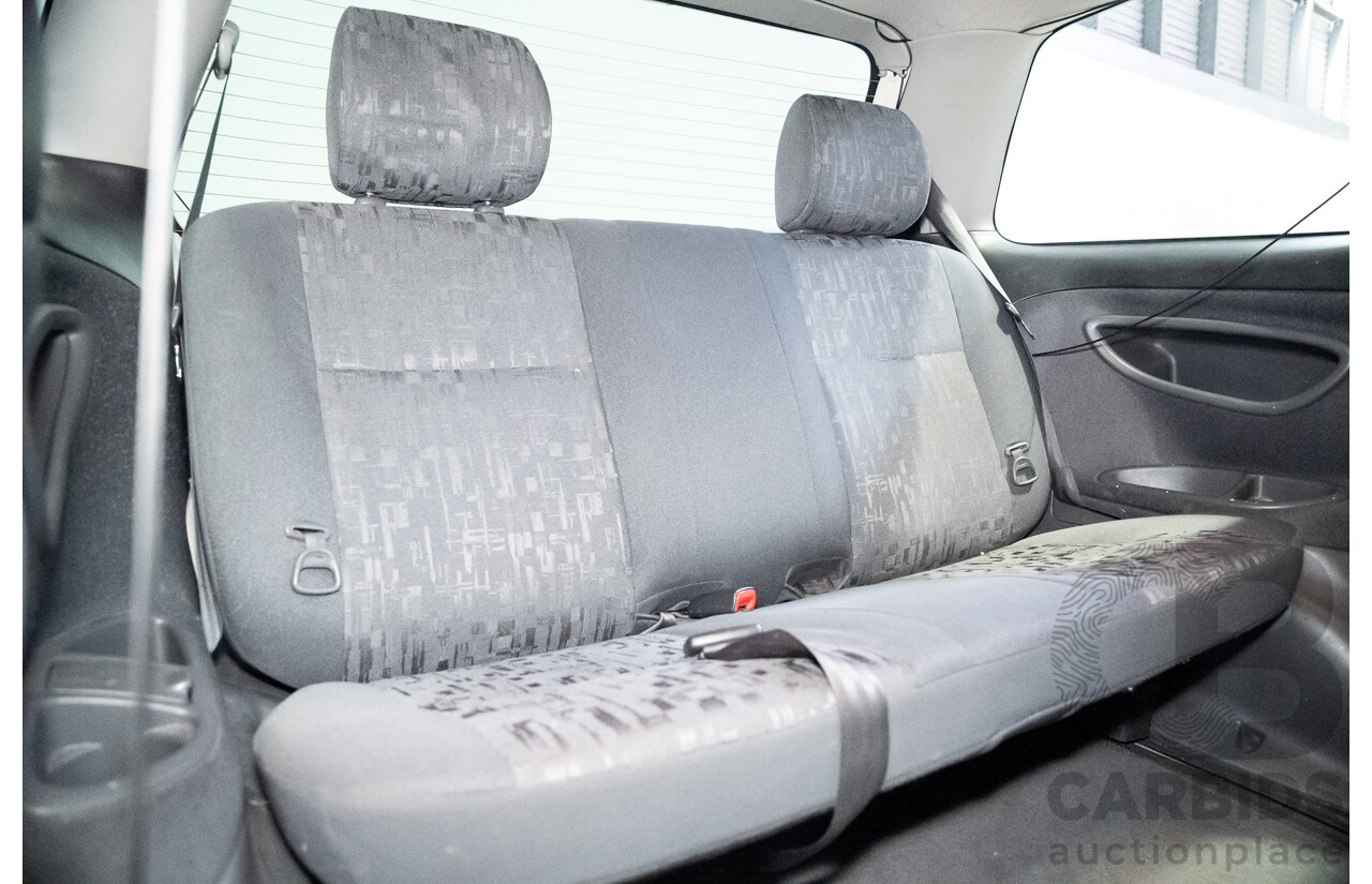 10/2003 Toyota Tarago GLi ACR30R 4d Wagon White 2.4L
