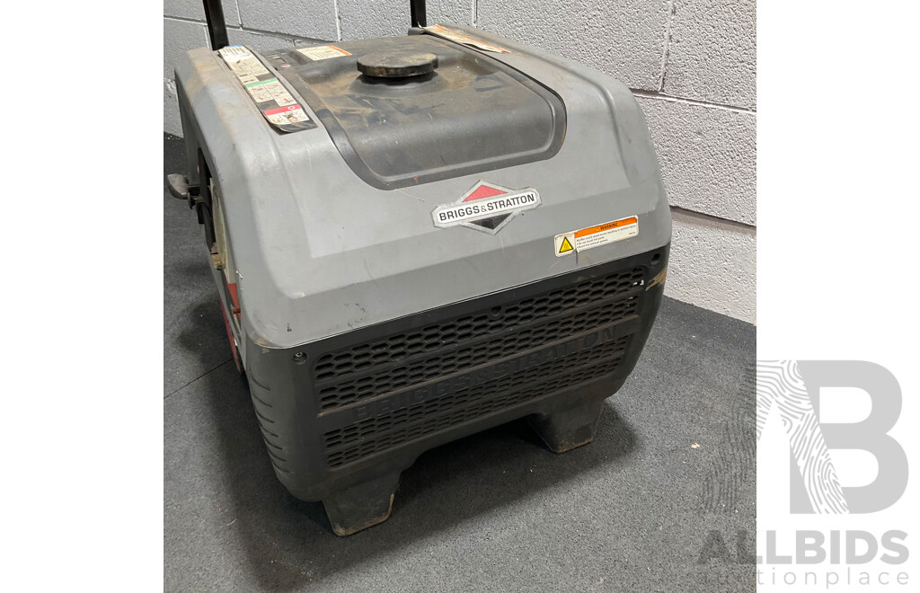 BRIGGS & STRATTON Q6500 Quiet Power Series 6500W Inverter Generator