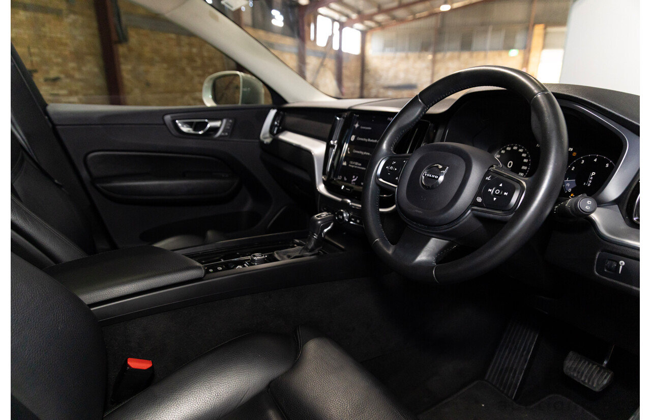 04/2019 Volvo XC60 T5 Momentum (AWD) 246 MY19 4d Wagon Gold Turbo 2.0L
