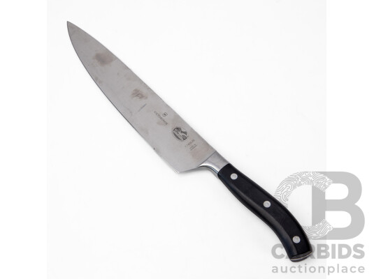Victorinox Grand Maître Chef's Knife & Maxwell & Williams Tablecloth Bundle