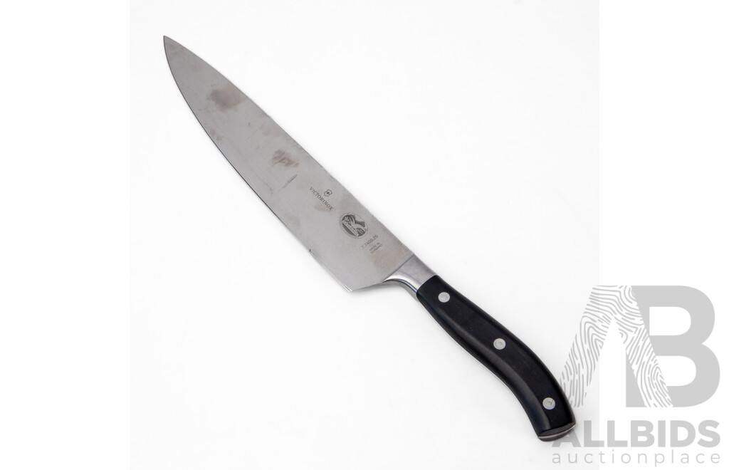Victorinox Grand Maître Chef's Knife & Maxwell & Williams Tablecloth Bundle