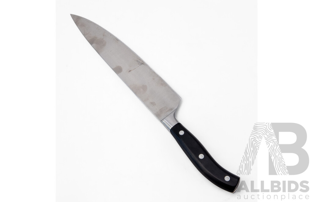 Victorinox Grand Maître Chef's Knife & Maxwell & Williams Tablecloth Bundle