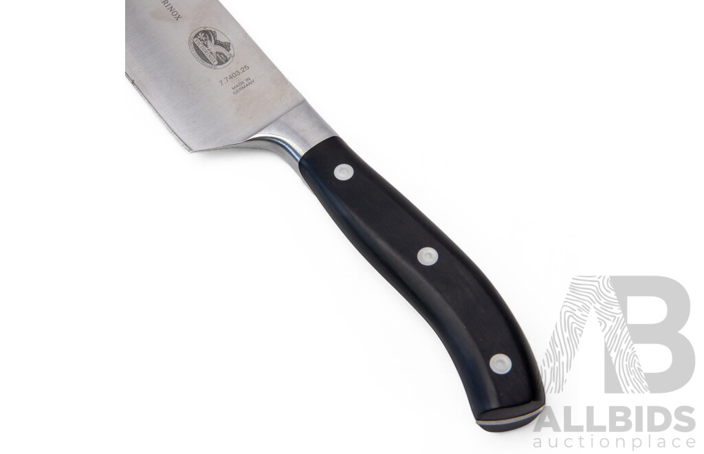 Victorinox Grand Maître Chef's Knife & Maxwell & Williams Tablecloth Bundle
