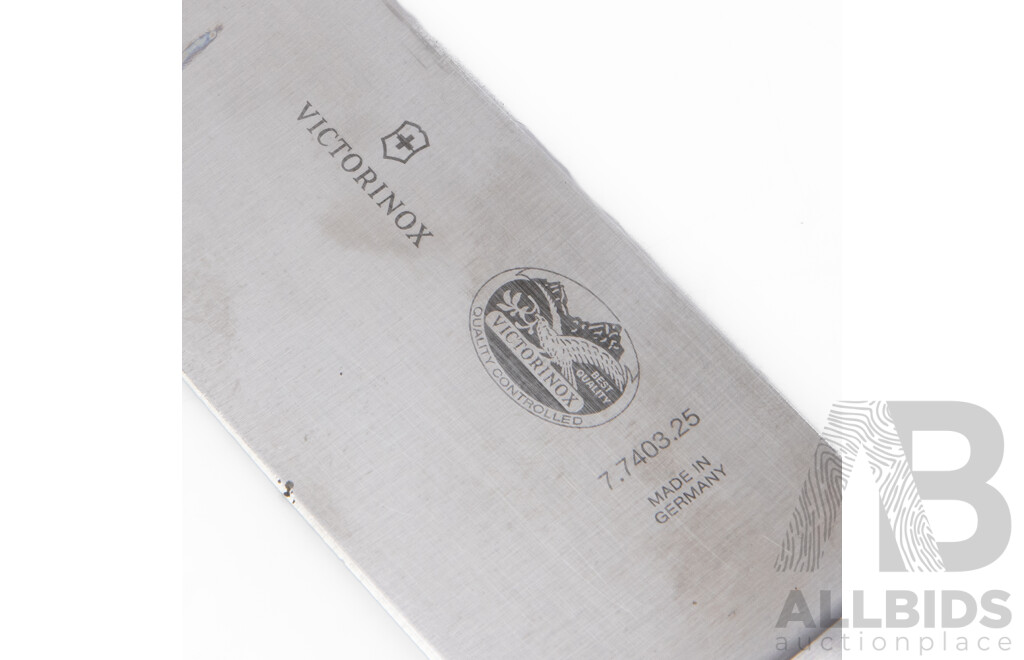 Victorinox Grand Maître Chef's Knife & Maxwell & Williams Tablecloth Bundle