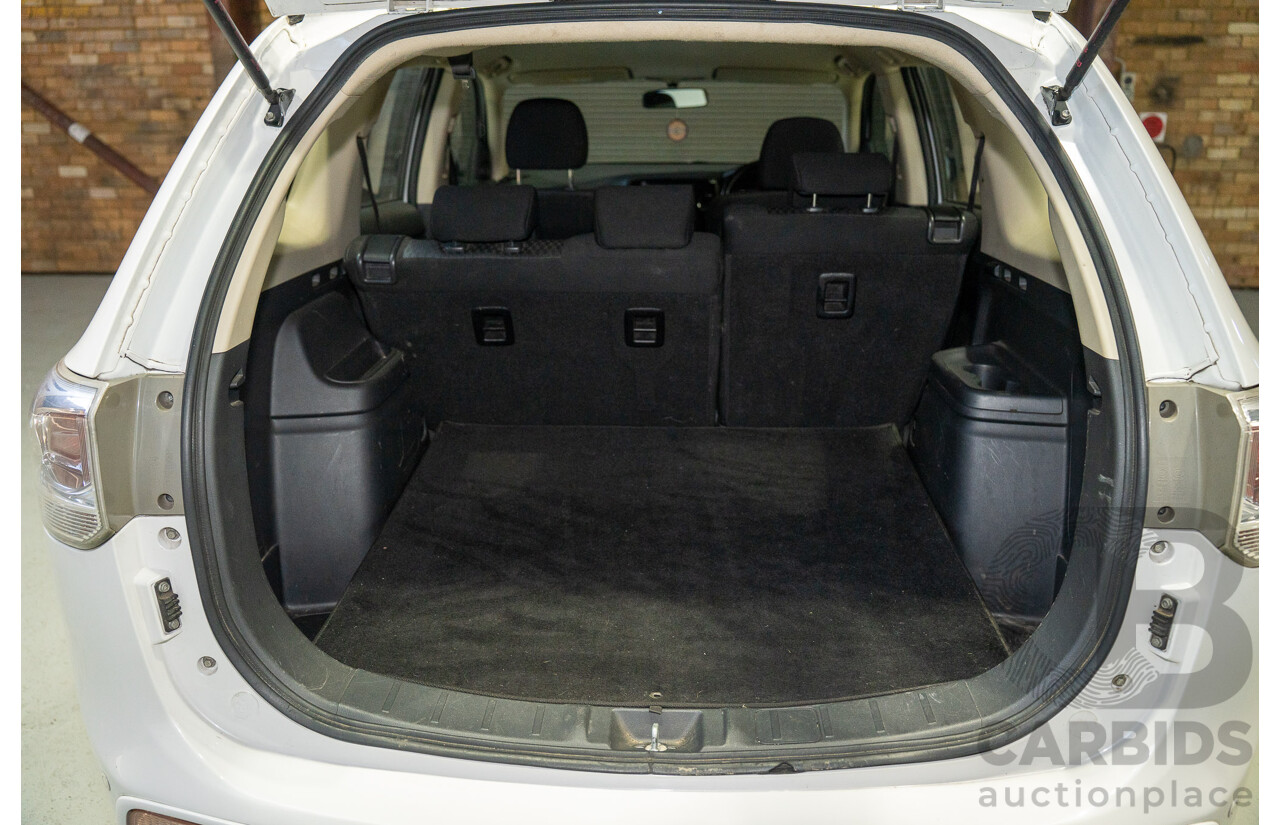 05/2014 Mitsubishi Outlander ES (4x4) ZJ MY14.5 4d Wagon White 2.4L