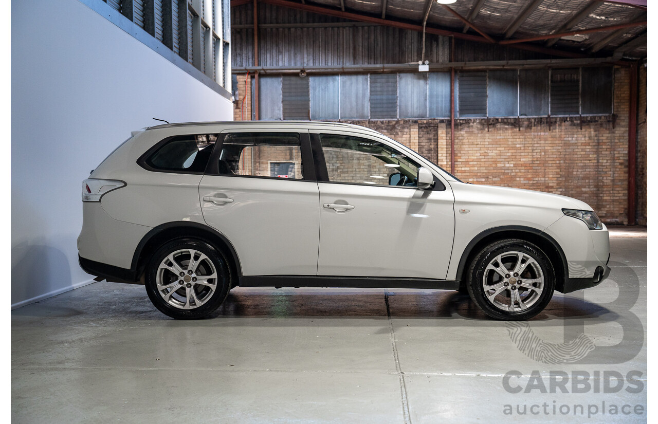 05/2014 Mitsubishi Outlander ES (4x4) ZJ MY14.5 4d Wagon White 2.4L