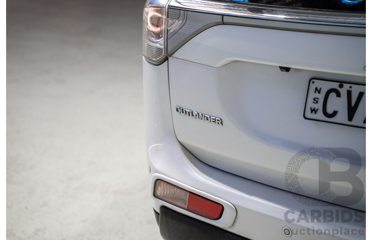 05/2014 Mitsubishi Outlander ES (4x4) ZJ MY14.5 4d Wagon White 2.4L