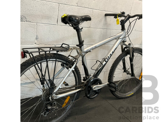 GIANT Upland SE Bike