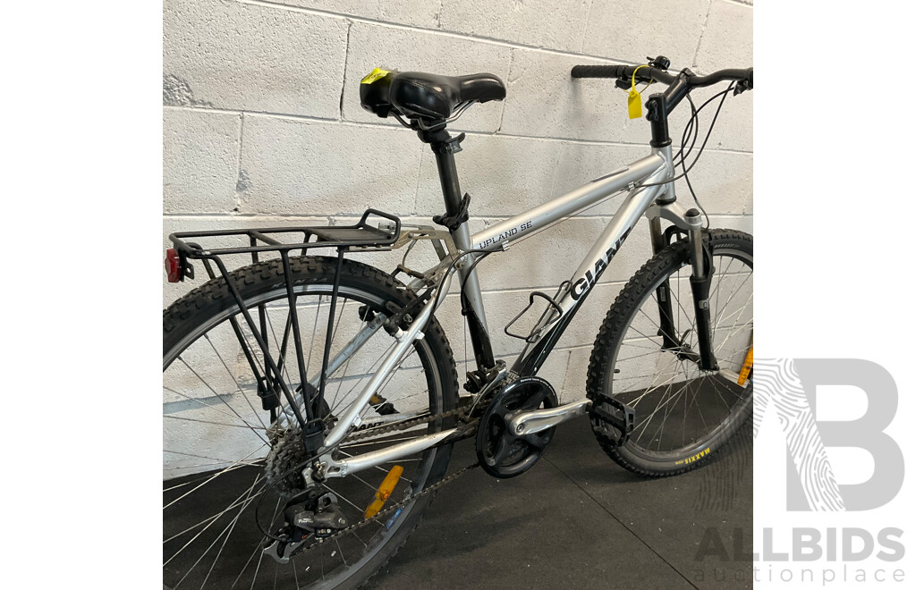 GIANT Upland SE Bike