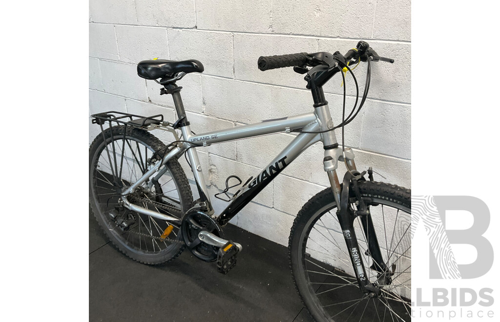 GIANT Upland SE Bike
