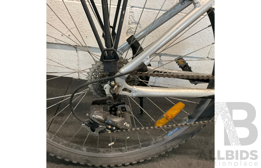 GIANT Upland SE Bike