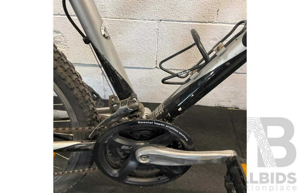 GIANT Upland SE Bike