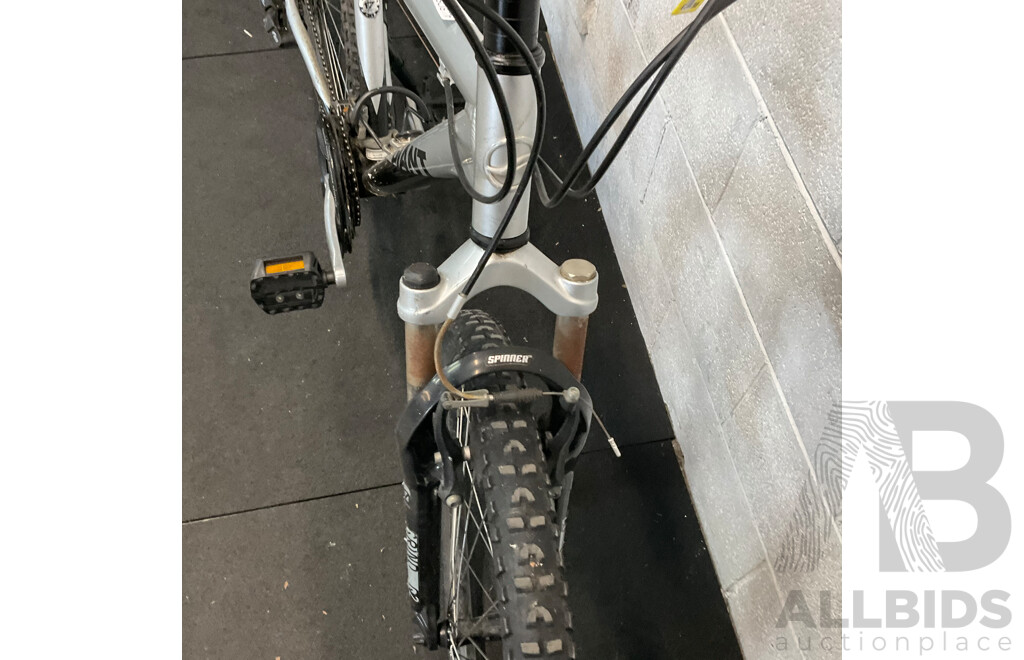 GIANT Upland SE Bike