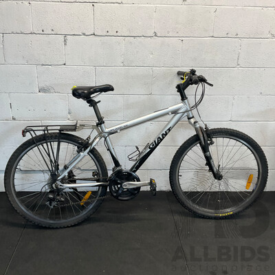 GIANT Upland SE Bike