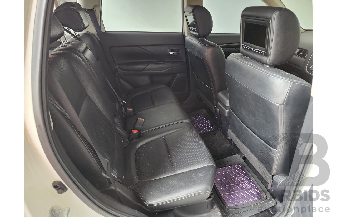 09/2015 Mitsubishi Outlander Exceed (4x4) ZK MY16 4d Wagon White 2.3L