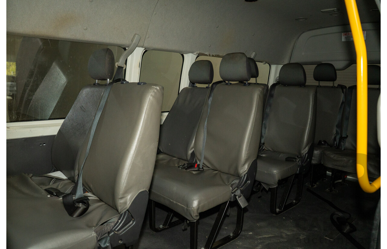 12/2017 Toyota Hiace COMMUTER (RWD) KDH223R MY16 Bus White 3.0L 12 Seats