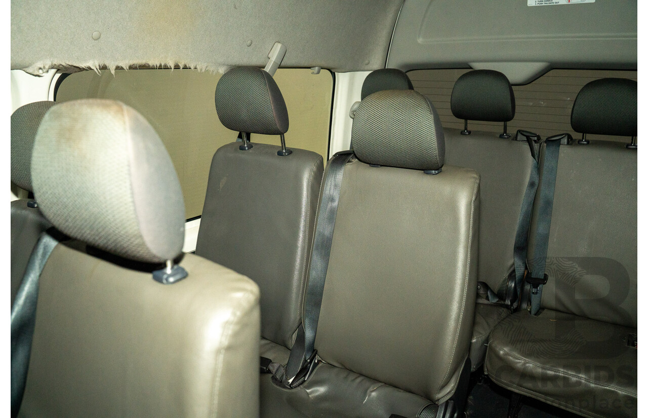 12/2017 Toyota Hiace COMMUTER (RWD) KDH223R MY16 Bus White 3.0L 12 Seats