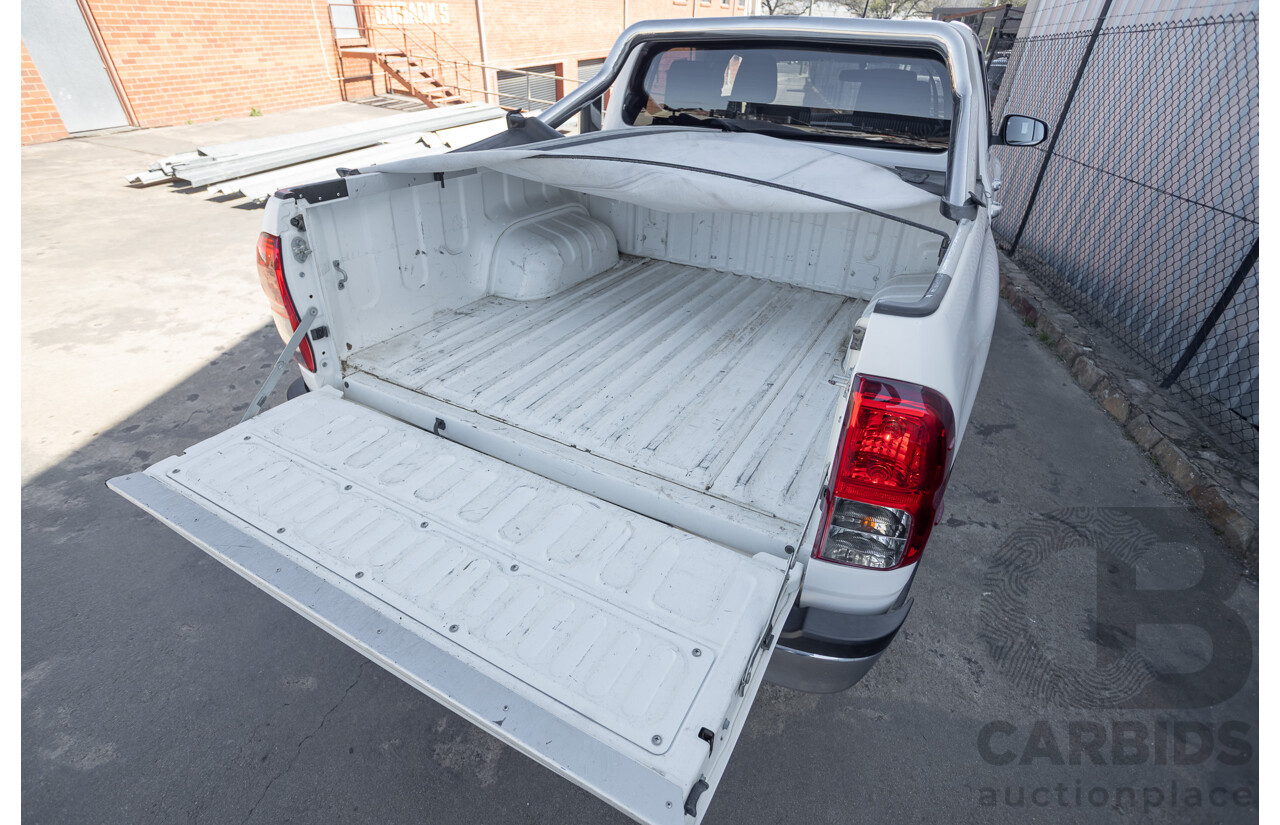 12/2017 Toyota Hilux SR5 (4x4) GUN126R Dual Cab Utility Glacier White Turbo Diesel 2.8L