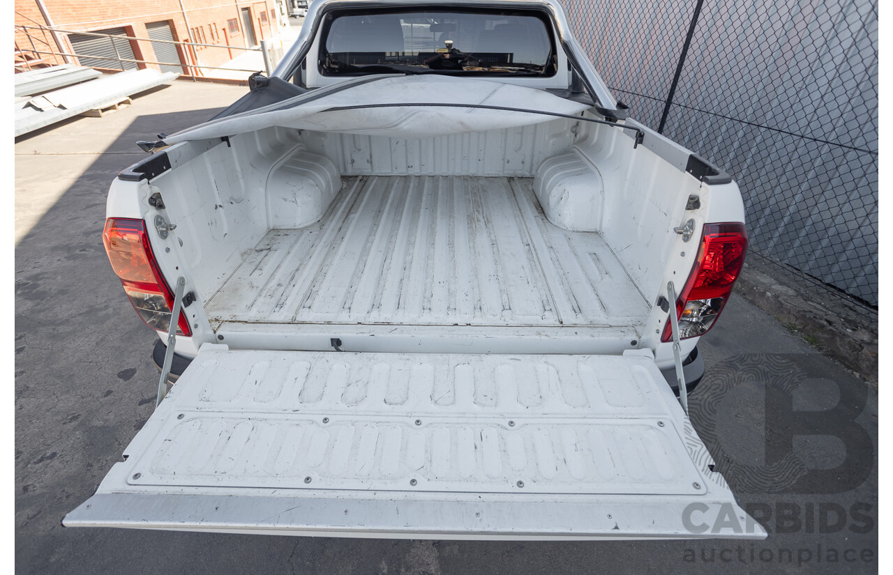 12/2017 Toyota Hilux SR5 (4x4) GUN126R Dual Cab Utility Glacier White Turbo Diesel 2.8L