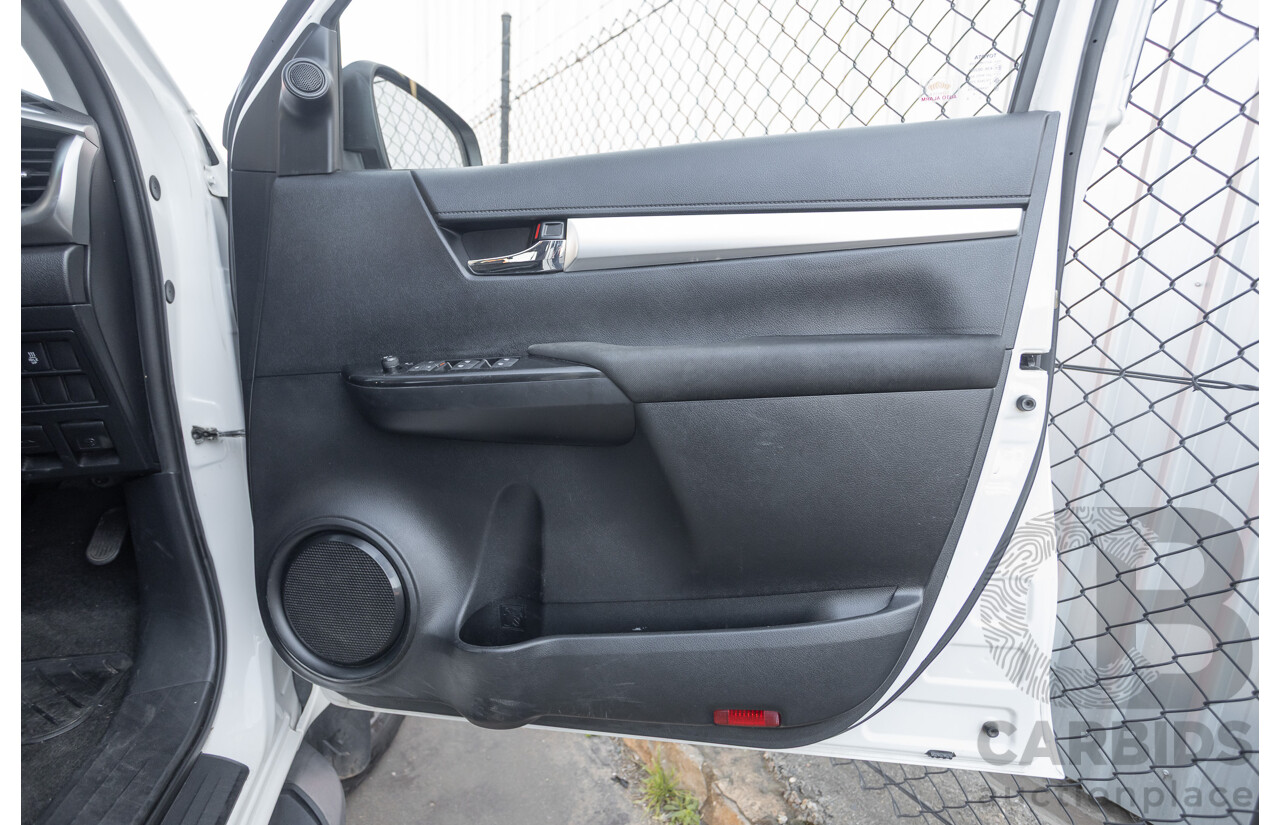 12/2017 Toyota Hilux SR5 (4x4) GUN126R Dual Cab Utility Glacier White Turbo Diesel 2.8L