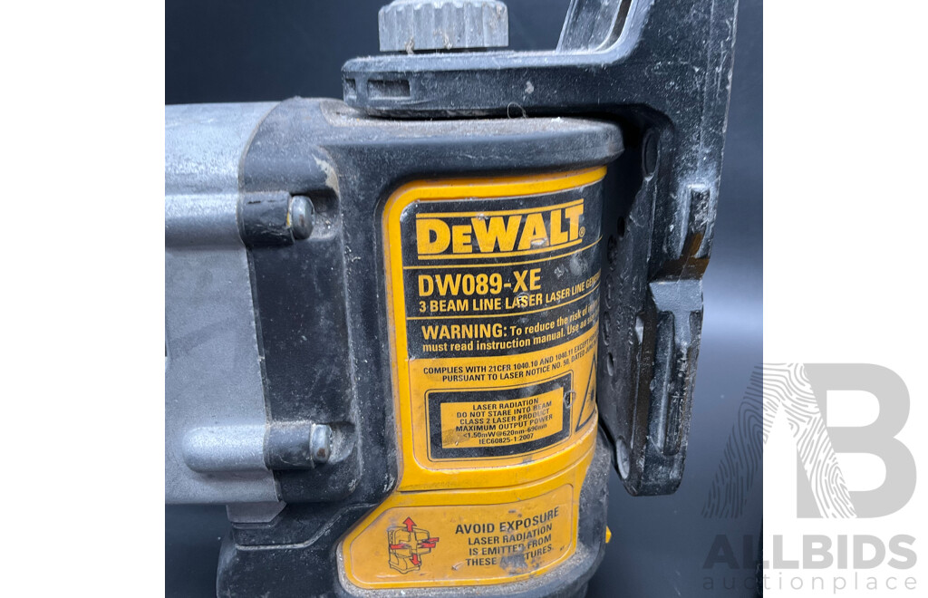 DEWALT (DW089-XE) SELF-Leveling 3-beam Line Laser, 3 DEWALT Batteries Assorted - Lot of 4