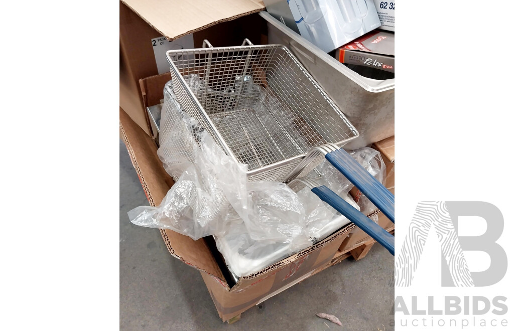 Pallet Lot of Assorted Catering/Restaurant Equipment Including Bento Boxes, Trays, Pitchers, Containers, and More