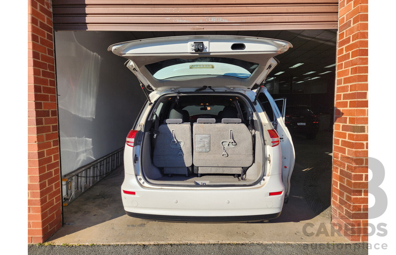09/2006 Toyota Tarago GLi ACR50R 4d Wagon White 2.4L