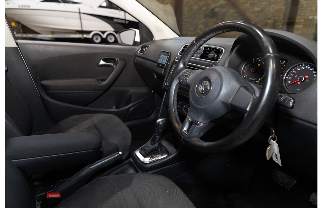01/2014 Volkswagen Polo 77 TSI Comfortline 6R MY14 5D Hatchback White Turbo 1.2L