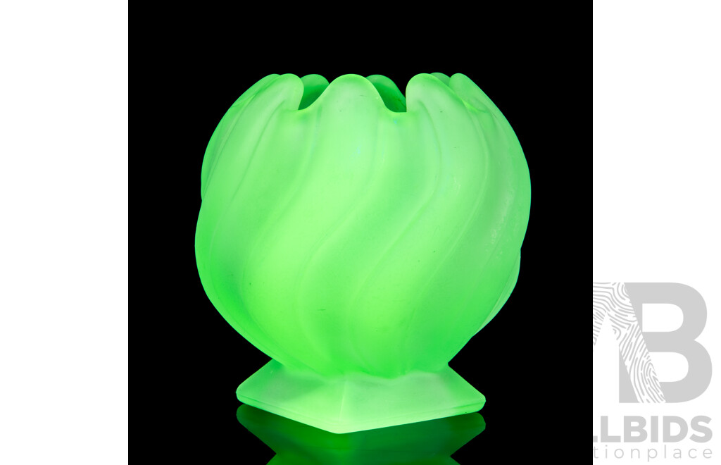 Vintage Bagley Uranium Glass Art Deco Equinox Vase