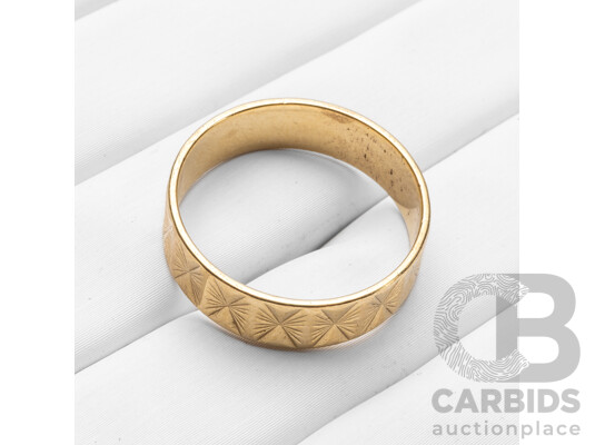 9ct Yellow Gold Faceted Textured Wedder - Size Q