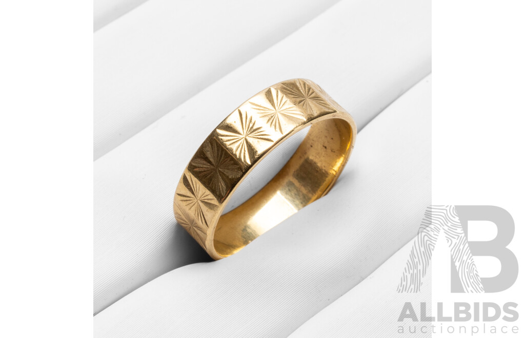9ct Yellow Gold Faceted Textured Wedder - Size Q