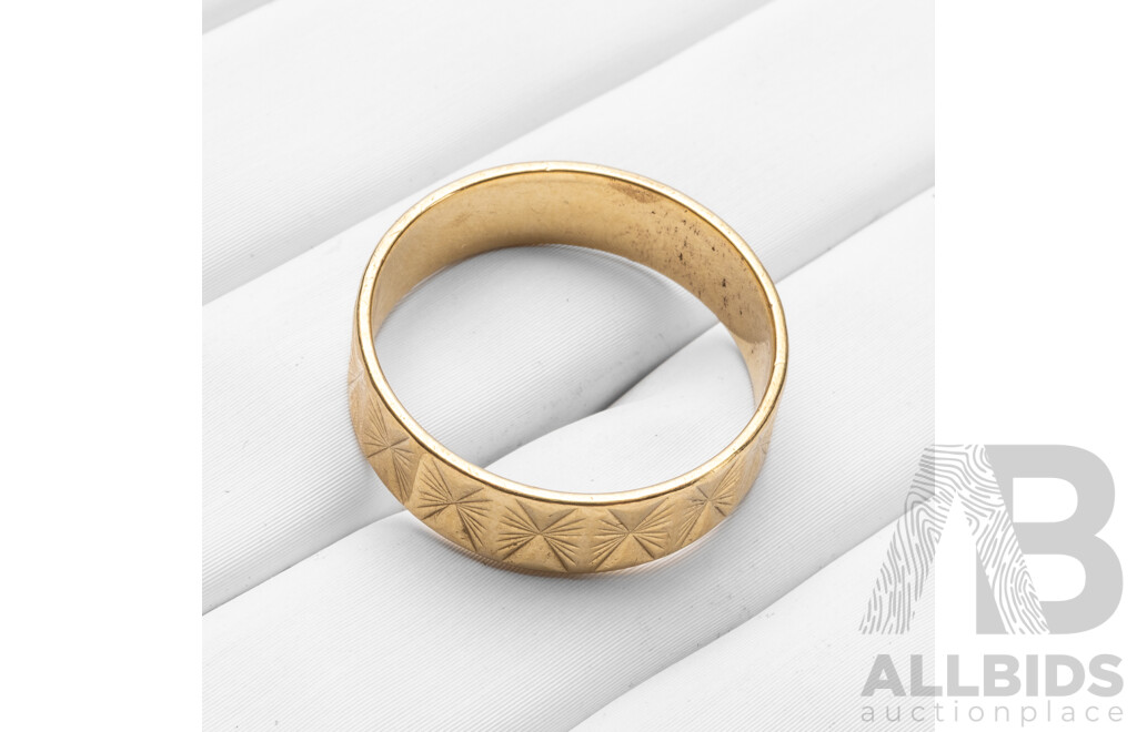 9ct Yellow Gold Faceted Textured Wedder - Size Q