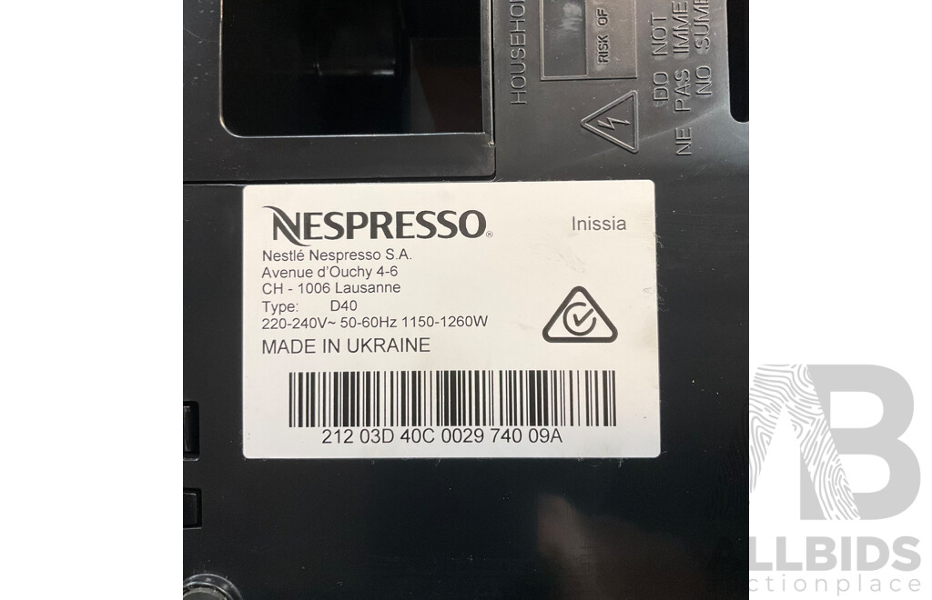 NESPRESSO (INISSIA) Capsule Machine & AEROCCINO3 Black Milk Frother