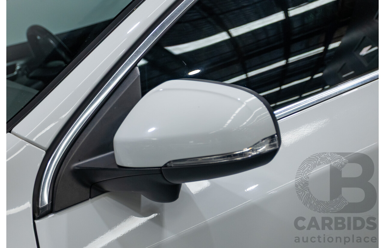 11/2010 Volvo S60 D5 (AWD) F 4d Sedan White Twin Turbo Diesel 2.4L