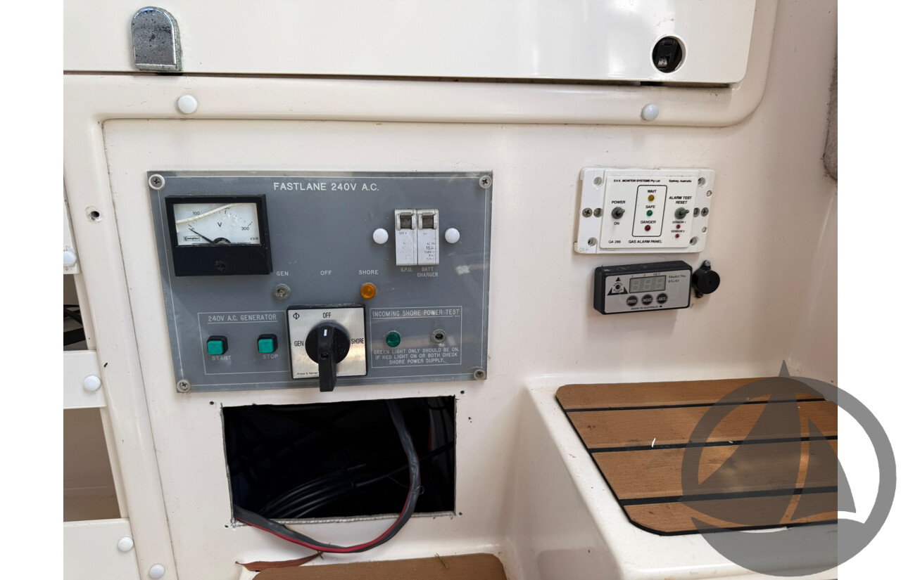 NO RESERVE | 1997 Fastlane 30 Flybridge, Twin Yamaha 300HP Four-Stroke Outboards