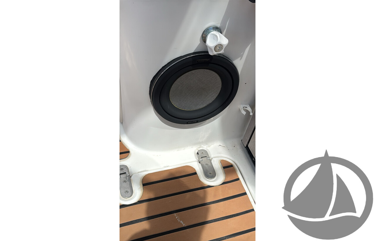 NO RESERVE | 1997 Fastlane 30 Flybridge, Twin Yamaha 300HP Four-Stroke Outboards