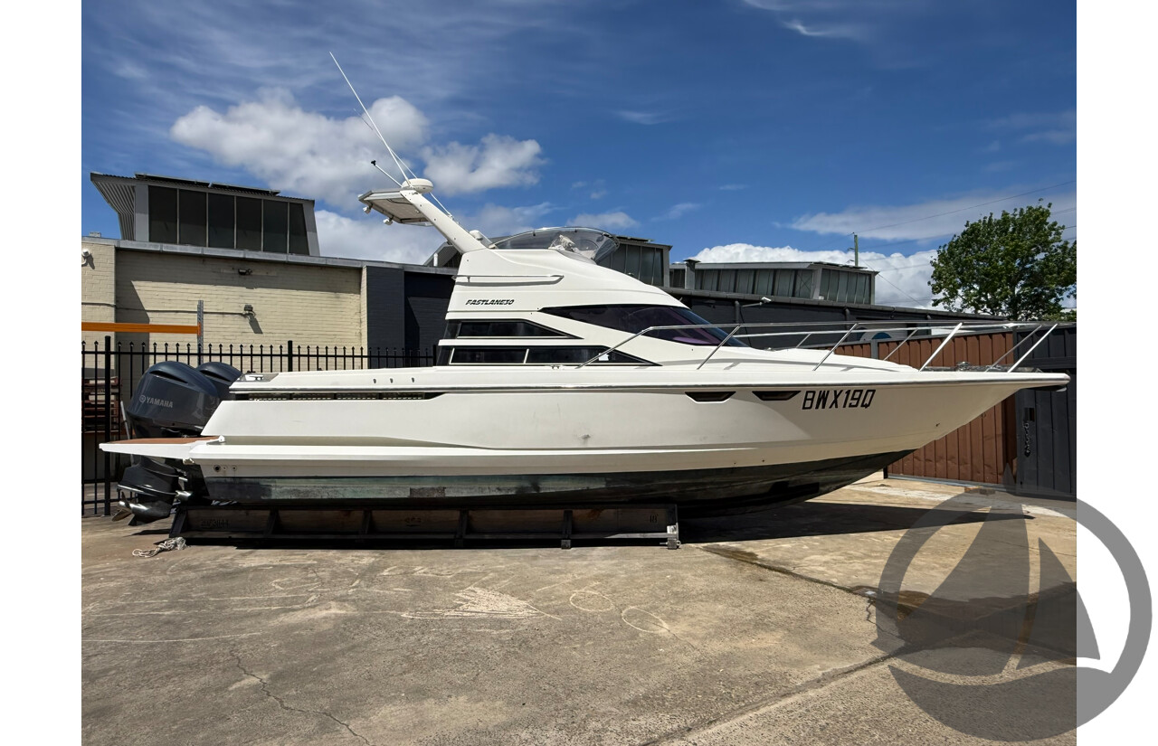 NO RESERVE | 1997 Fastlane 30 Flybridge, Twin Yamaha 300HP Four-Stroke Outboards